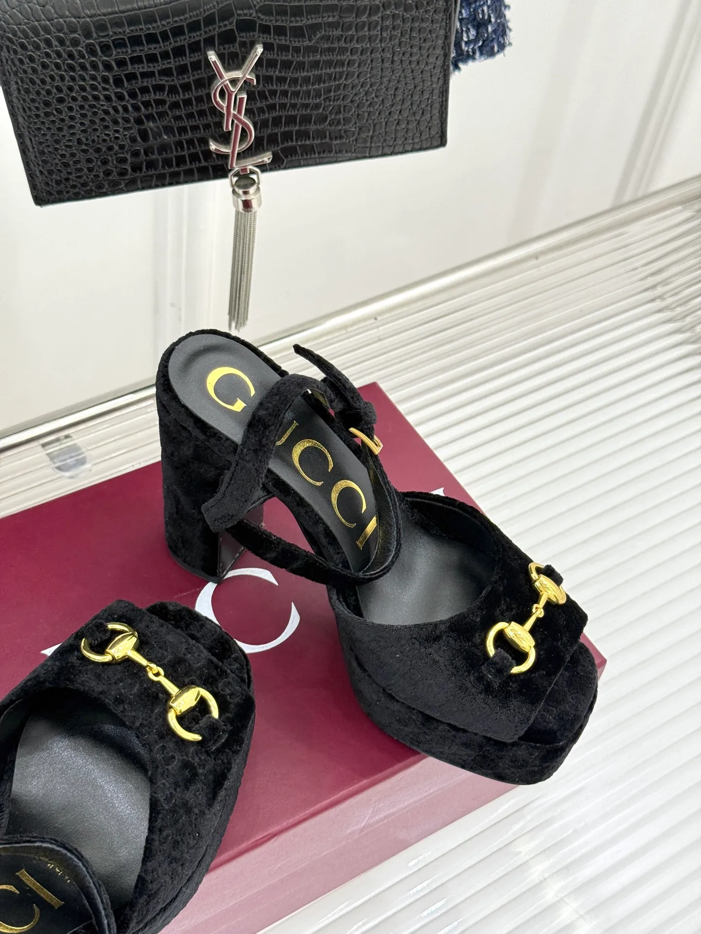 👟👟Ex-factory price 660👟👟 Gucci/Gucci classic horsebit pointed velvet square toe waterproof platform high-heeled sandals When the classic horsebit meets velvet texture, these sandals have become synonymous with elegance and individuality. The square toe design breaks the sharpness of the pointed toe and adds a bit of retro laziness. The delicate velvet upper feels luxurious and shows a high-end texture with the flow of light and shadow. Every step brings a gentle aura. The iconic metal horsebit embellishes the shoe body, instantly awakening brand recognition and cleverly blending retro style with modern fashion. The golden ratio of waterproof platforms and high heels not only lengthens the leg lines but also reduces walking pressure, allowing elegance without compromising comfort. Whether worn with a gorgeous dress to attend a dinner party or paired with retro jeans for a daily look, it can easily hold the spotlight and become the finishing touch in the look, highlighting unique taste and extraordinary style. The fabric is made of original customized velvet and the inner pads are all sheepskin. Heel height: 10.8 Water platform: 3.3 Italian imported genuine leather outsole size: 35-39 (40/41/42 customized)